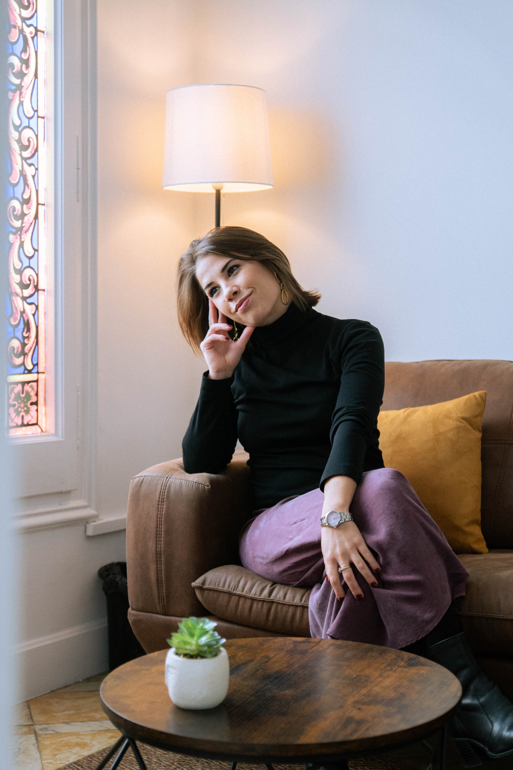 Paula Folch sentada en un sofá